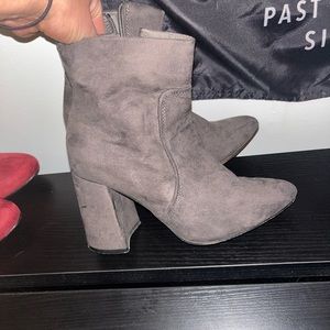 THERAPY Chunky cute booties gray suede